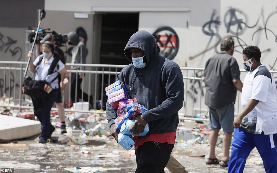 “Biển lửa” bạo động rung chuyển thành phố Mỹ vụ cảnh sát đè cổ người da màu