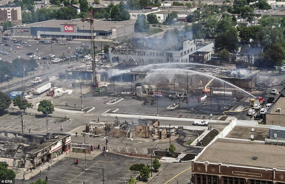 “Biển lửa” bạo động rung chuyển thành phố Mỹ vụ cảnh sát đè cổ người da màu