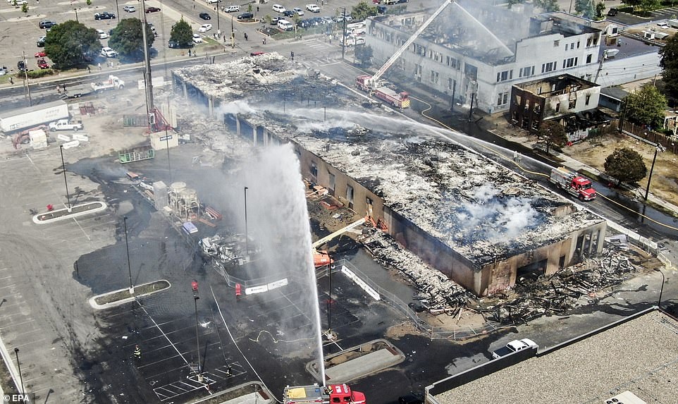 “Biển lửa” bạo động rung chuyển thành phố Mỹ vụ cảnh sát đè cổ người da màu