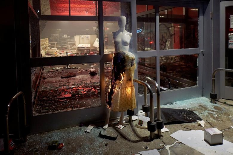 “Biển lửa” bạo động rung chuyển thành phố Mỹ vụ cảnh sát đè cổ người da màu