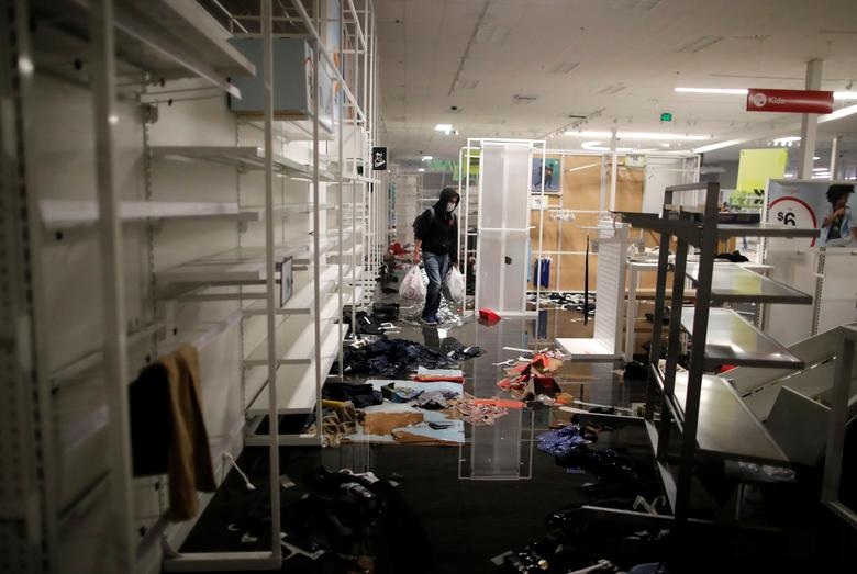 “Biển lửa” bạo động rung chuyển thành phố Mỹ vụ cảnh sát đè cổ người da màu