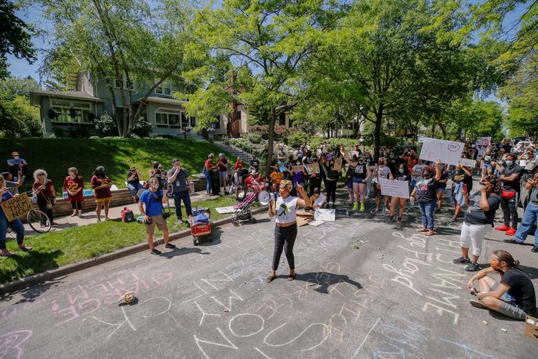 “Biển lửa” bạo động rung chuyển thành phố Mỹ vụ cảnh sát đè cổ người da màu