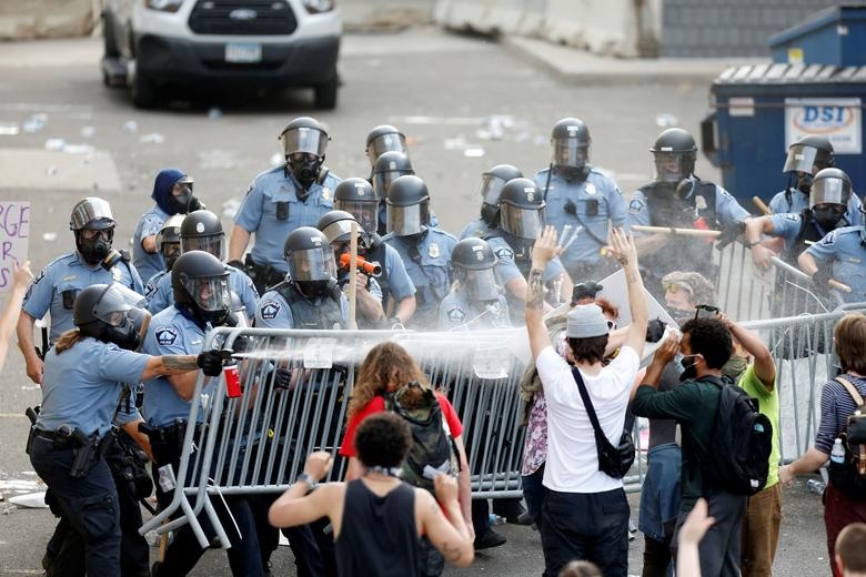 “Biển lửa” bạo động rung chuyển thành phố Mỹ vụ cảnh sát đè cổ người da màu