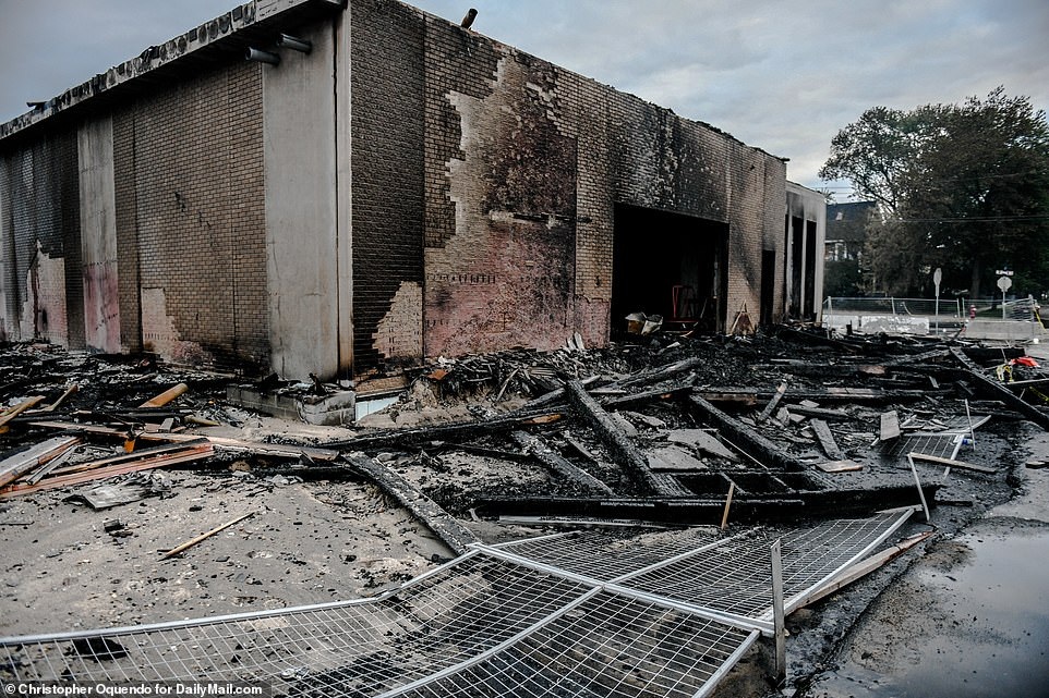 Cảnh sát chẹt gối lên cổ người da màu bị bắt, biểu tình lan khắp nước Mỹ