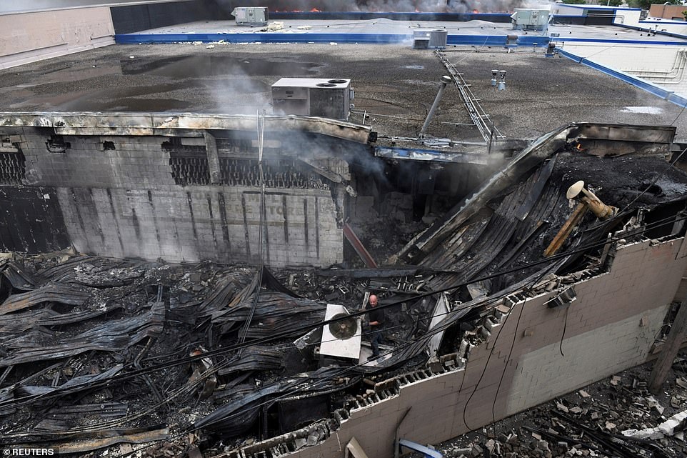 Cảnh sát chẹt gối lên cổ người da màu bị bắt, biểu tình lan khắp nước Mỹ