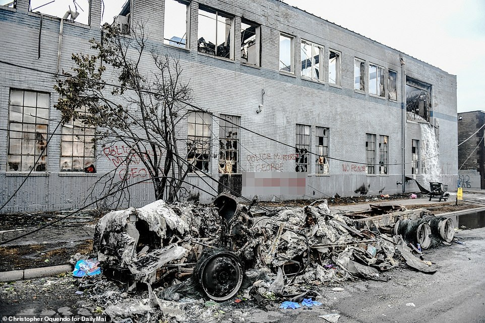 Cảnh sát chẹt gối lên cổ người da màu bị bắt, biểu tình lan khắp nước Mỹ