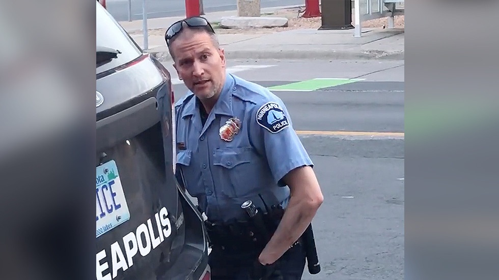 Cảnh sát chẹt gối lên cổ người da màu bị bắt, biểu tình lan khắp nước Mỹ