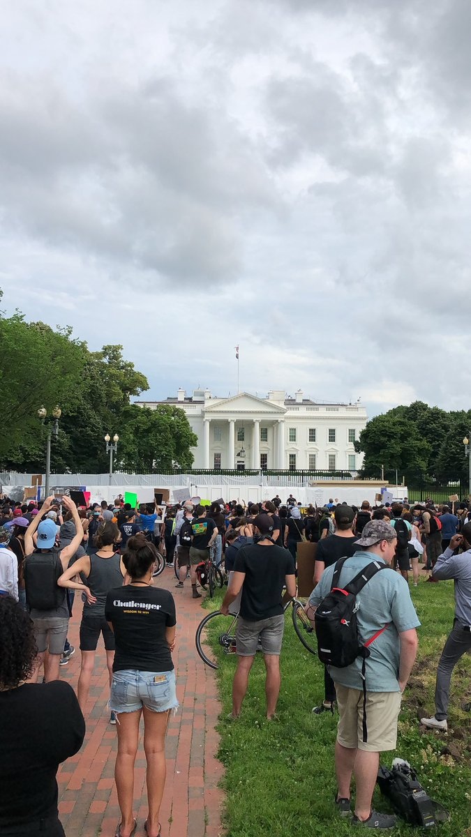 Cảnh sát chẹt gối lên cổ người da màu bị bắt, biểu tình lan khắp nước Mỹ