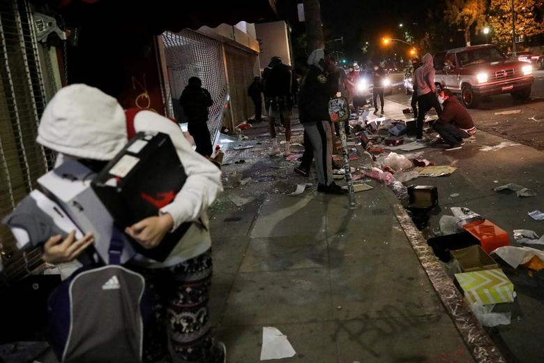 Khủng hoảng kép khiến nước Mỹ thành “thùng thuốc súng”