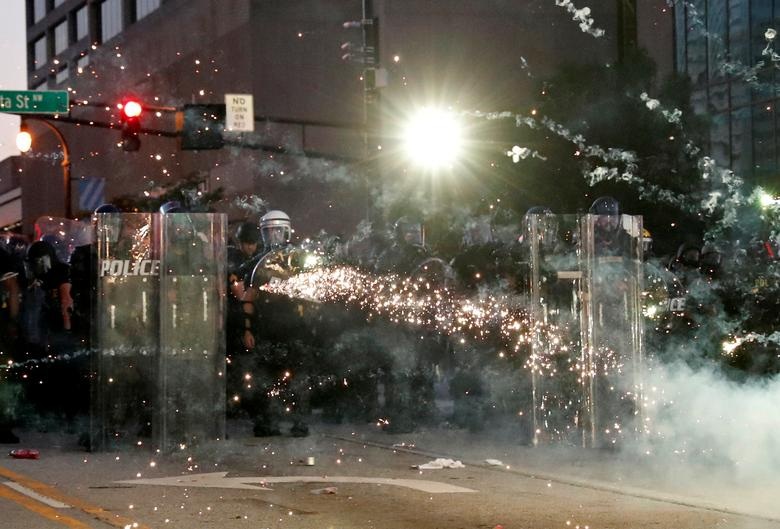 Khủng hoảng kép khiến nước Mỹ thành “thùng thuốc súng”