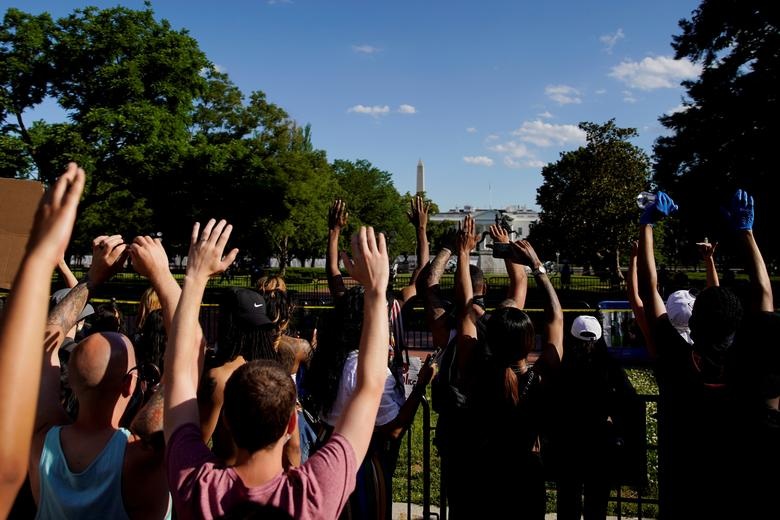 Khủng hoảng kép khiến nước Mỹ thành “thùng thuốc súng”