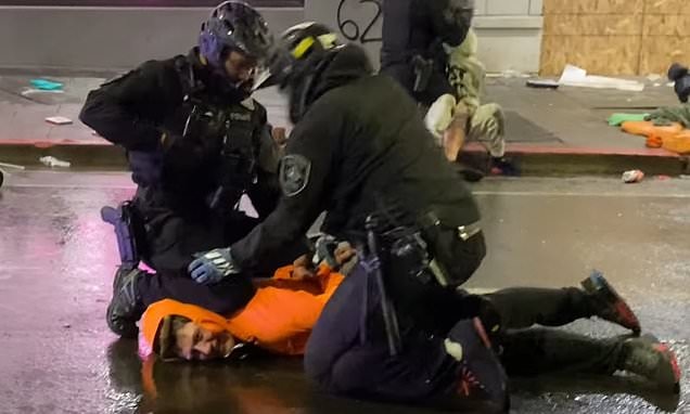 Cảnh sát Mỹ ngăn đồng nghiệp ghì đầu người biểu tình