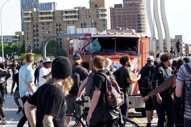 Xe bồn lao vào đám đông biểu tình tại Mỹ