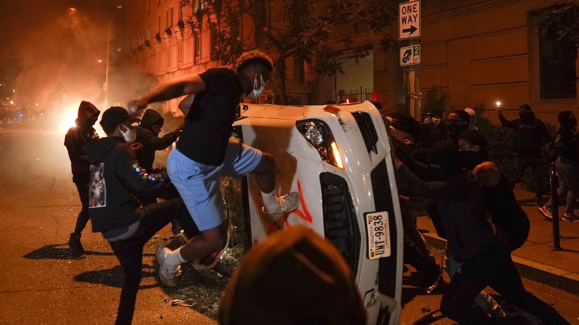 Cảnh sát trưởng Mỹ nói người dân có thể nổ súng vào kẻ cướp phá