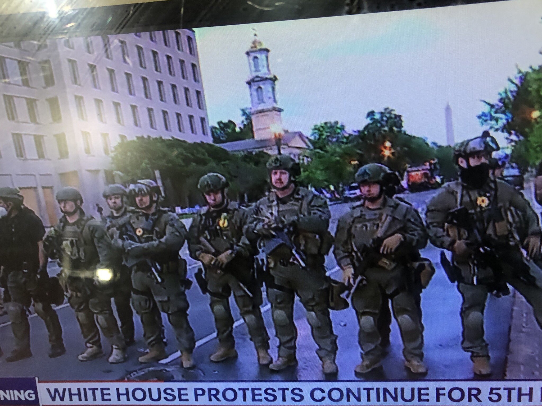 Khí tài quân sự rầm rộ đổ về Washington dập tắt bạo loạn