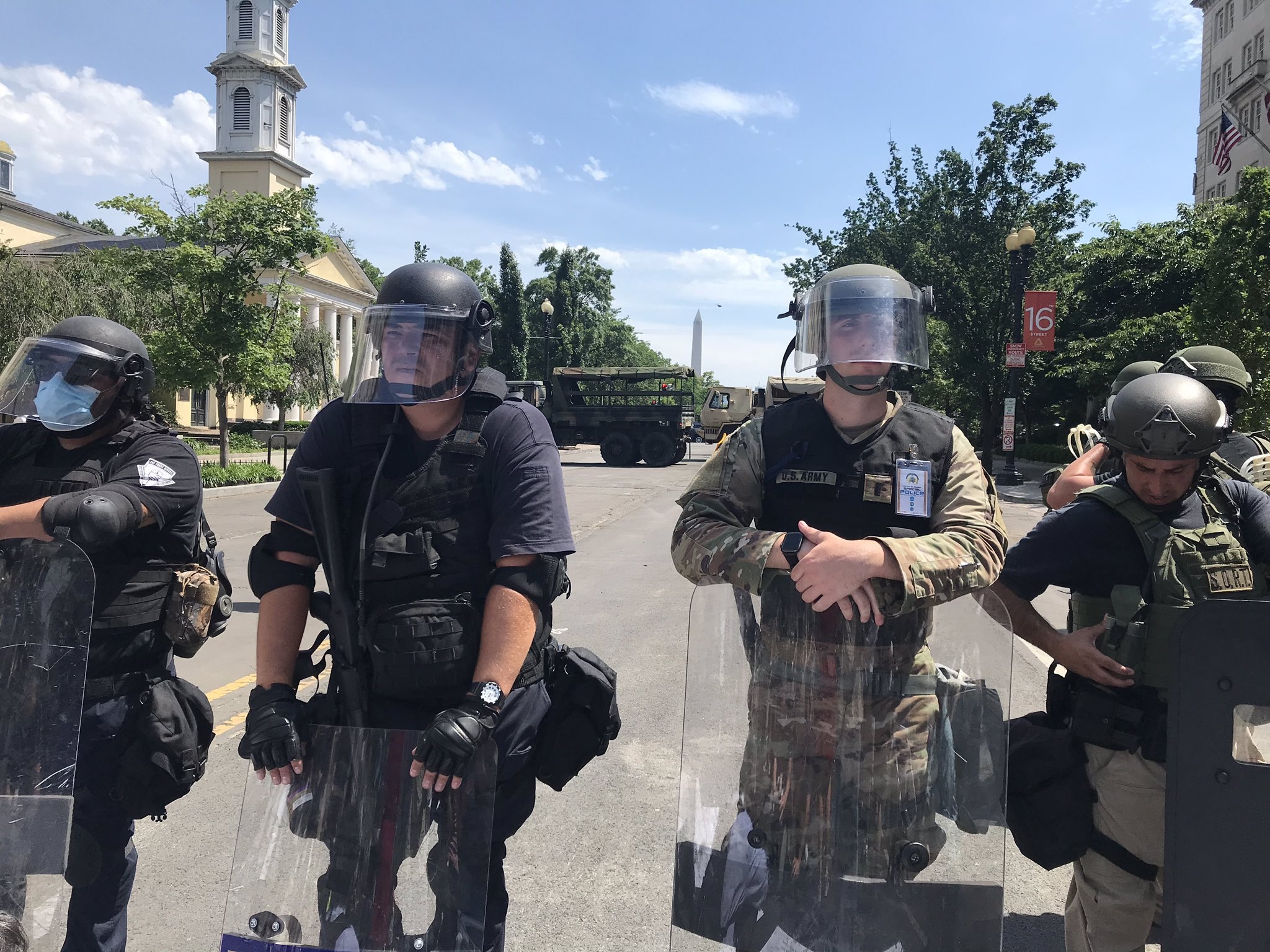 Khí tài quân sự rầm rộ đổ về Washington dập tắt bạo loạn