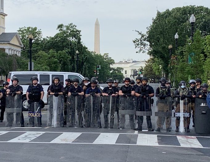 Khí tài quân sự rầm rộ đổ về Washington dập tắt bạo loạn