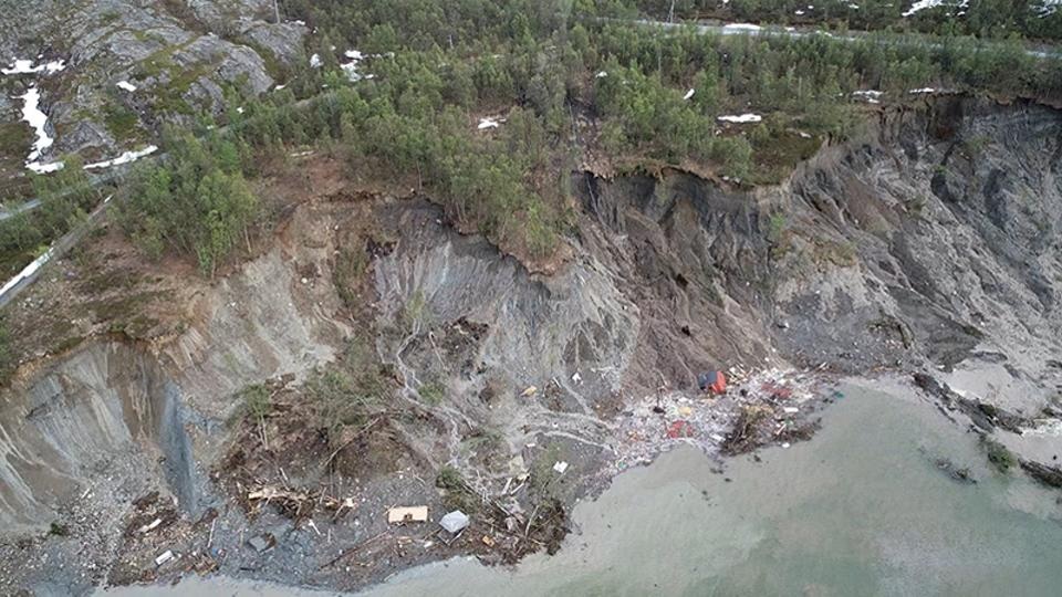 Khoảnh khắc 8 ngôi nhà bị cuốn ra biển trong lở đất kinh hoàng