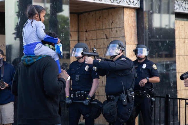 Cảnh sát Mỹ hứng chỉ trích vì chĩa súng vào bé trai biểu tình