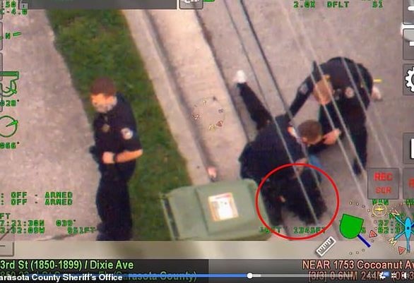 Rò rỉ video cảnh sát Mỹ ghì cổ người da màu