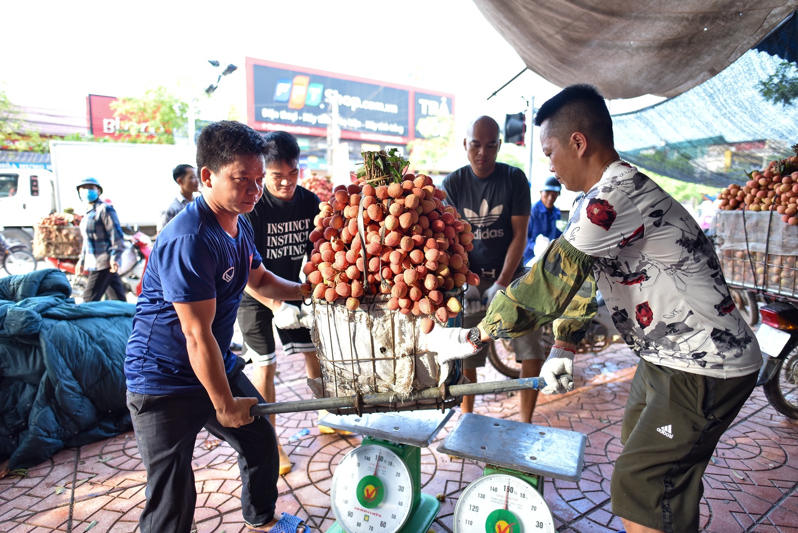 Chợ vải Bắc Giang nhộn nhịp vào mùa - 12