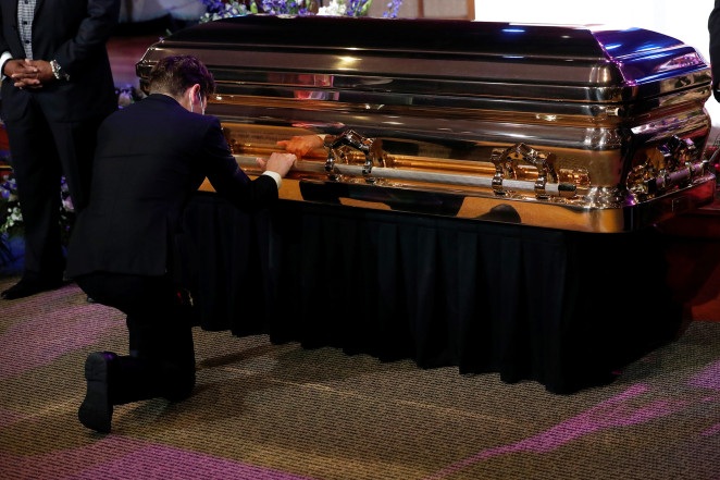 Thị trưởng Mỹ quỳ khóc nức nở bên quan tài George Floyd