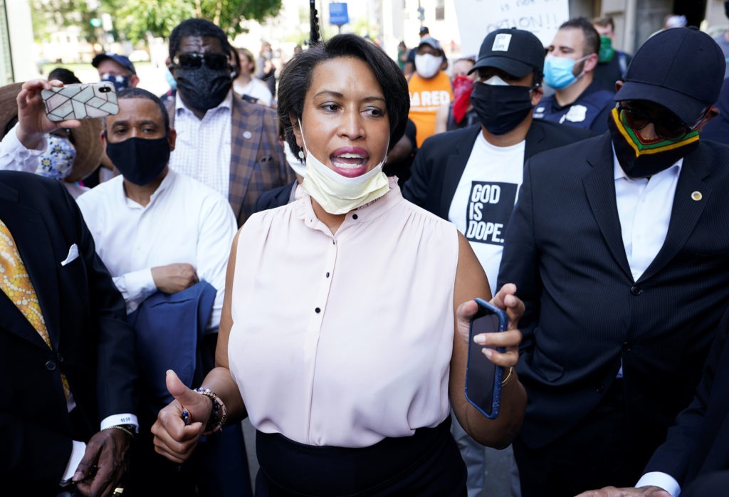 "Sóng ngầm" giữa Tổng thống Trump và Thị trưởng Washington