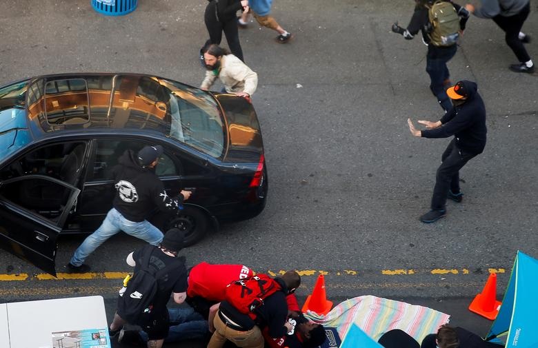 Lao xe, nổ súng vào đám đông biểu tình ở Mỹ