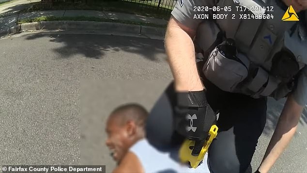 Cảnh sát Mỹ trấn áp bằng súng điện khiến người da màu “không thở được”