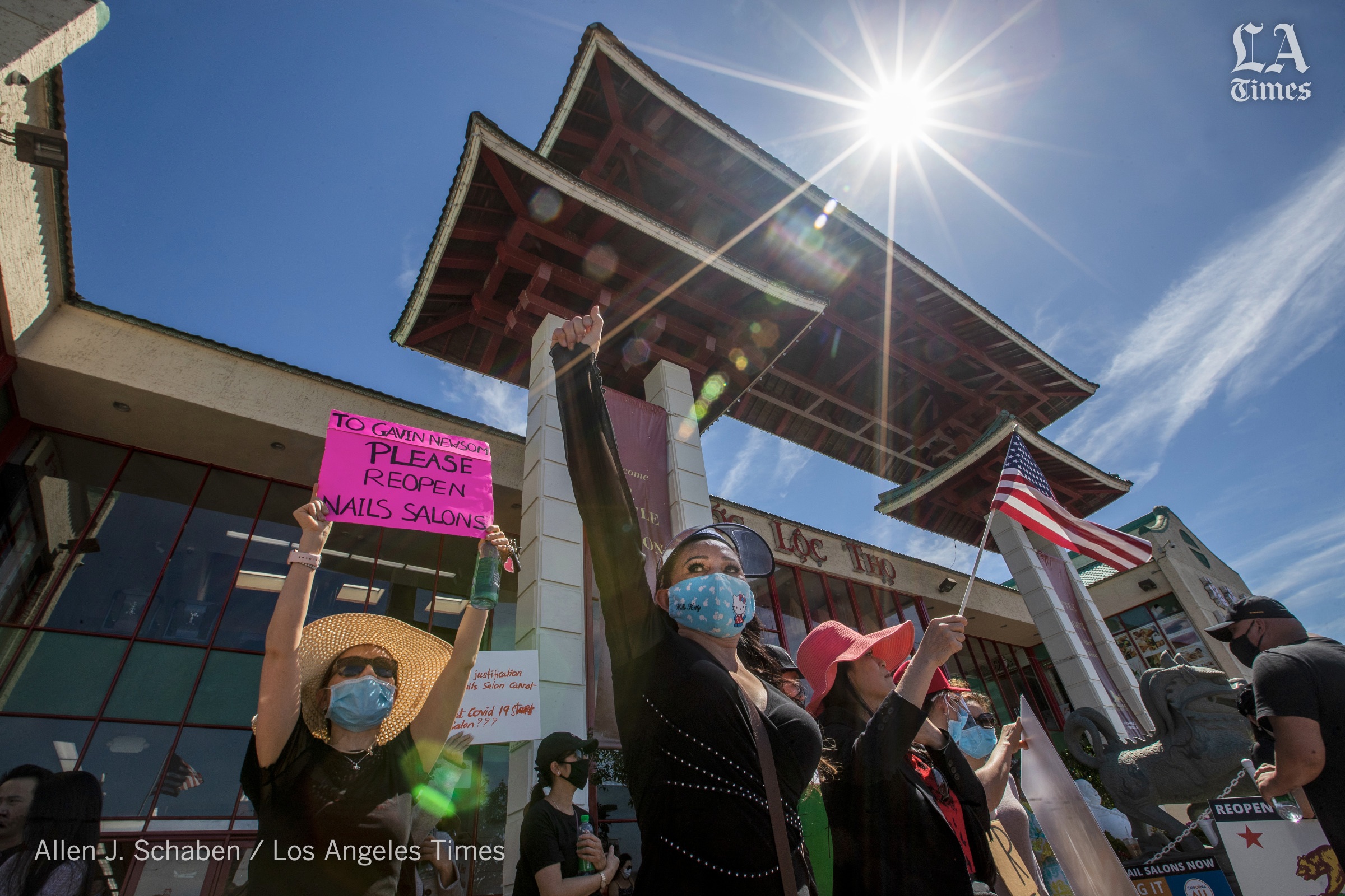 Chủ tiệm nail gốc Việt tại Mỹ biểu tình đòi mở cửa