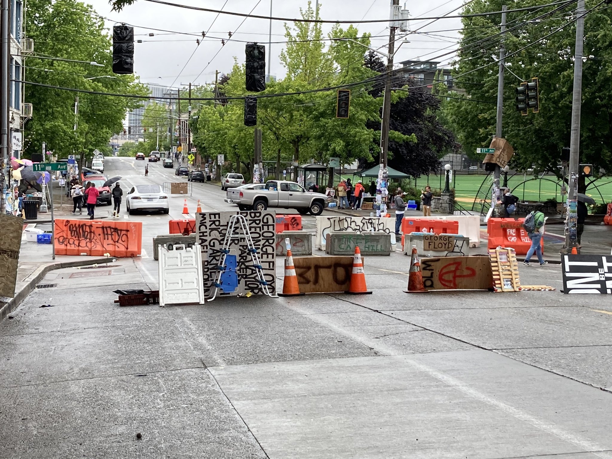 Người biểu tình chiếm đồn cảnh sát, rào phố thành "khu tự quản" ở Mỹ