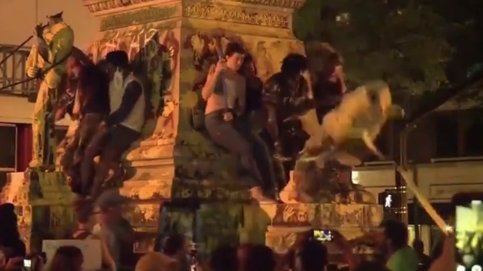 Khoảnh khắc tượng đổ đè vỡ đầu người biểu tình Mỹ