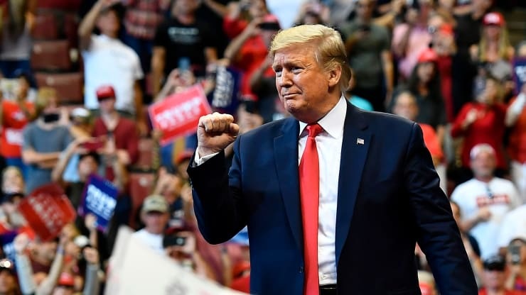 Những cử tri trung thành với ông Trump giữa khủng hoảng "bủa vây"