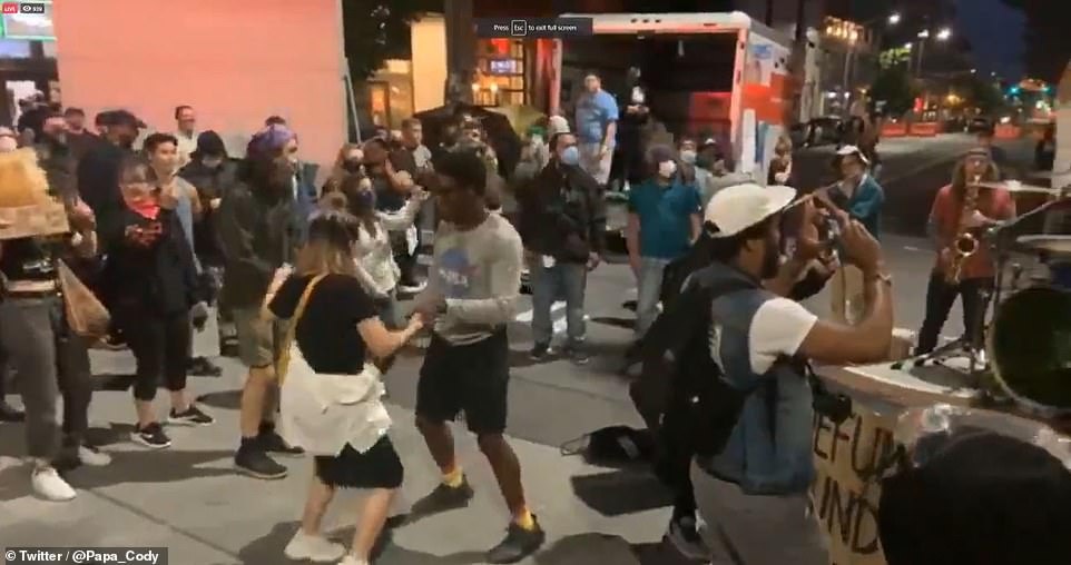 Dãy phố bị người biểu tình Mỹ chiếm giữ, quây thành “khu tự quản”