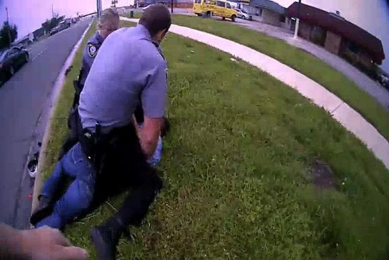 Nghi phạm da màu kêu “không thở được”, cảnh sát Mỹ nói “không quan tâm”