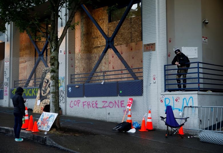Dãy phố bị người biểu tình Mỹ chiếm giữ, quây thành “khu tự quản”