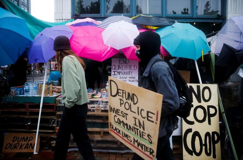 Dãy phố bị người biểu tình Mỹ chiếm giữ, quây thành “khu tự quản”