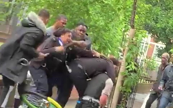 Giới chức Anh "sốc" vì cảnh sát bị hành hung trên phố