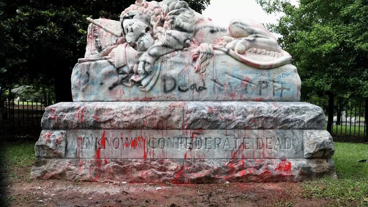 Mỹ tranh cãi nảy lửa việc dỡ bỏ tượng lịch sử "nhạy cảm"