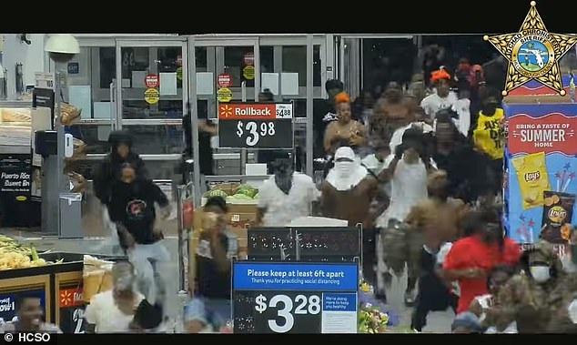 Video hàng trăm người lao vào siêu thị Mỹ hôi của