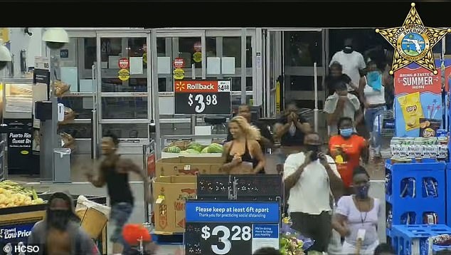 Video hàng trăm người lao vào siêu thị Mỹ hôi của