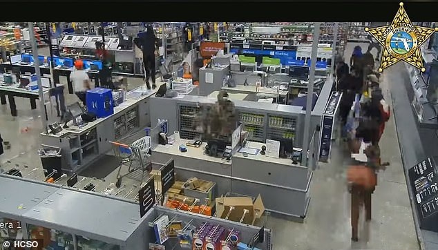 Video hàng trăm người lao vào siêu thị Mỹ hôi của