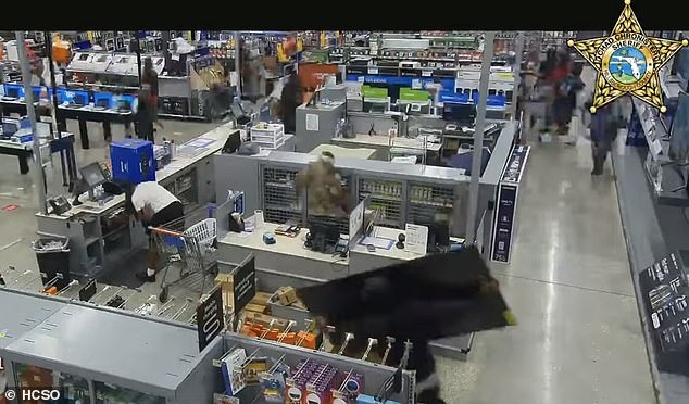 Video hàng trăm người lao vào siêu thị Mỹ hôi của