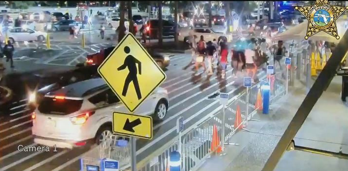 Video hàng trăm người lao vào siêu thị Mỹ hôi của