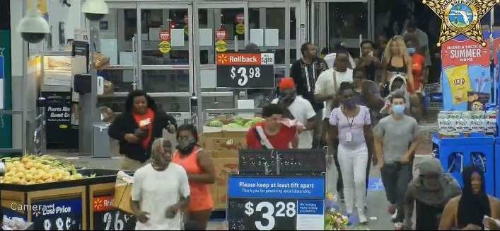 Video hàng trăm người lao vào siêu thị Mỹ hôi của