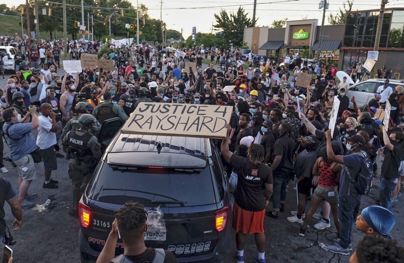 Người biểu tình Mỹ dàn hàng chặn cao tốc, đốt cháy rụi nhà hàng