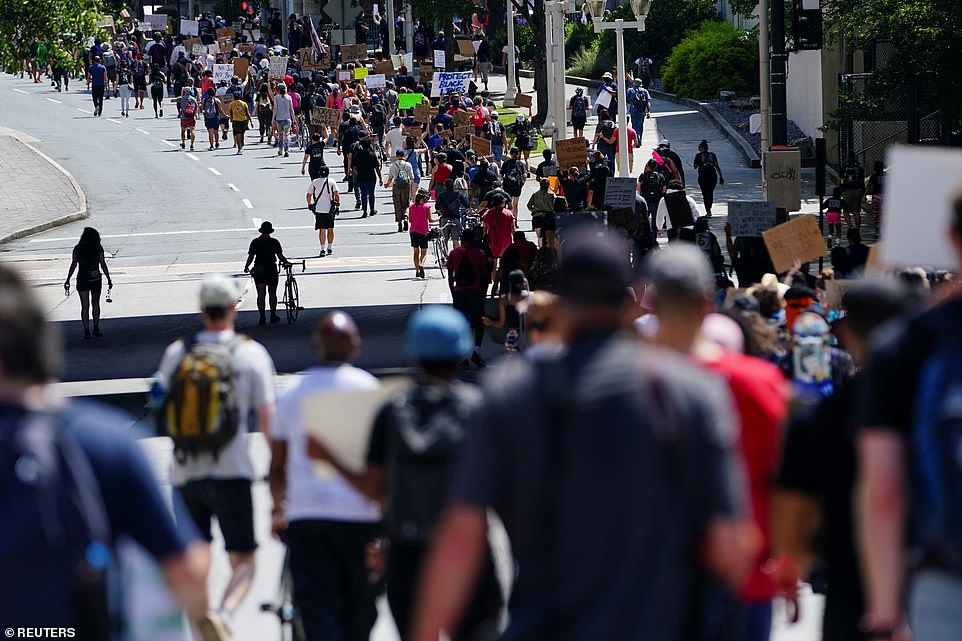 Mỹ lại "dậy sóng" vụ cảnh sát bắn chết người da màu ngủ gật trên ôtô