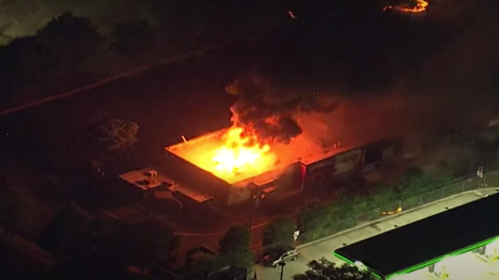 Người biểu tình Mỹ dàn hàng chặn cao tốc, đốt cháy rụi nhà hàng