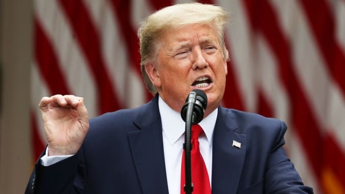 Ông Trump sẽ ký sắc lệnh cải tổ cảnh sát giữa lúc “nước sôi lửa bỏng”