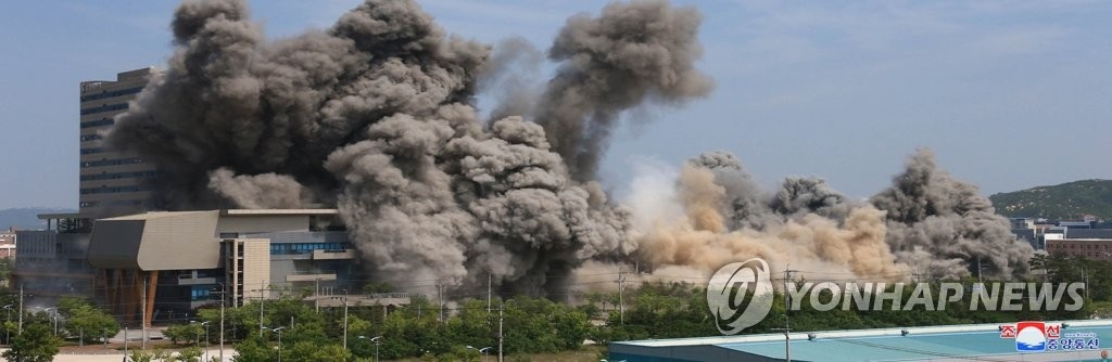 Biểu tượng quan hệ Hàn - Triều bị đánh sập thành tro bụi